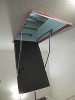 Bodentreppe Einbau 05: Futterkasten in Deckenöffnung einhängen.